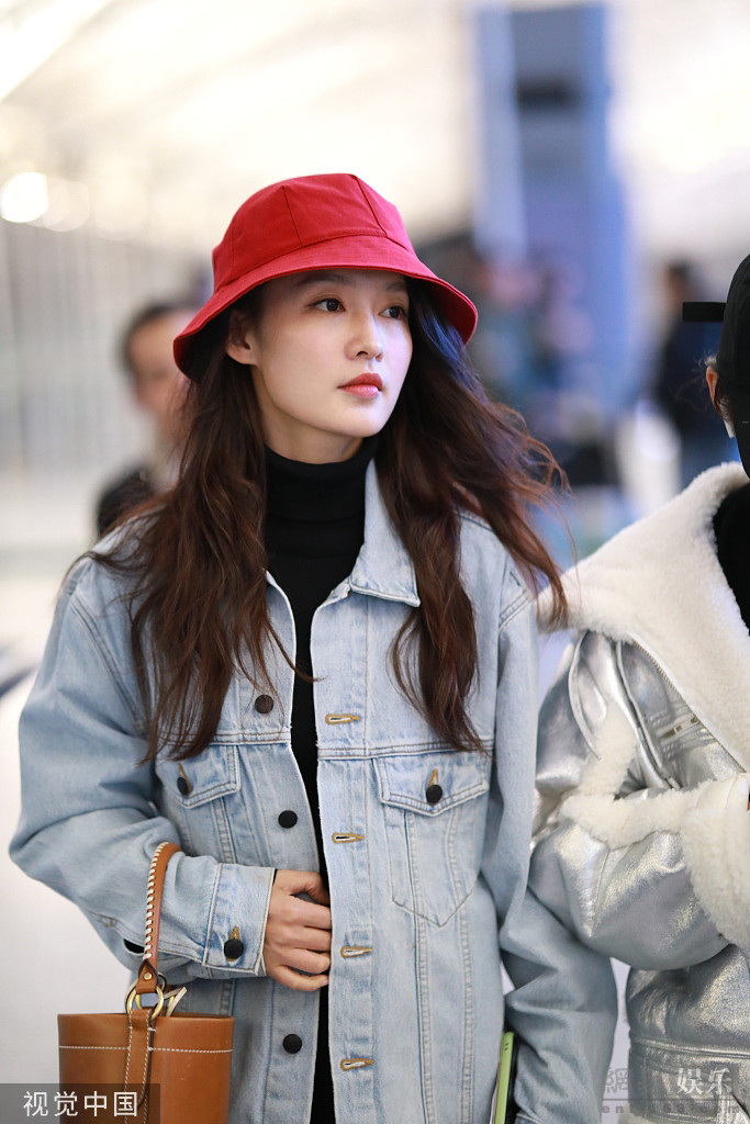 李沁戴小红帽可爱减龄肤白貌美气质甜