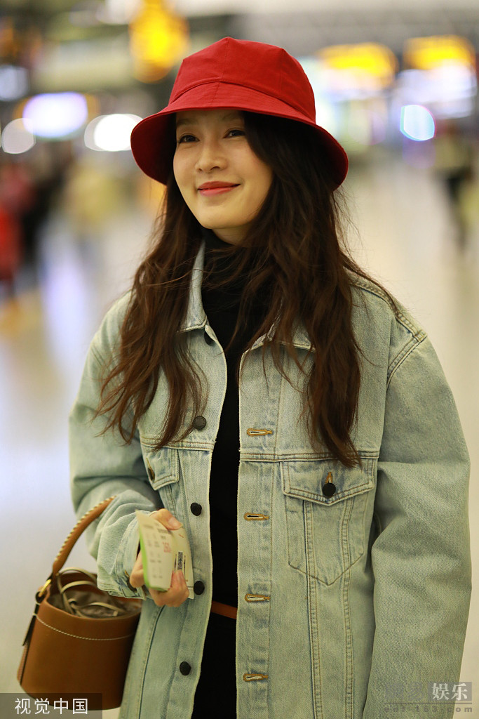 李沁戴小红帽可爱减龄 肤白貌美气质甜