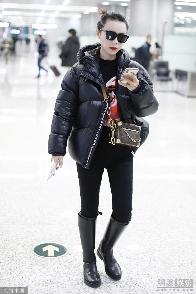 张静初墨镜配红唇又美又飒 踩长靴秀美腿