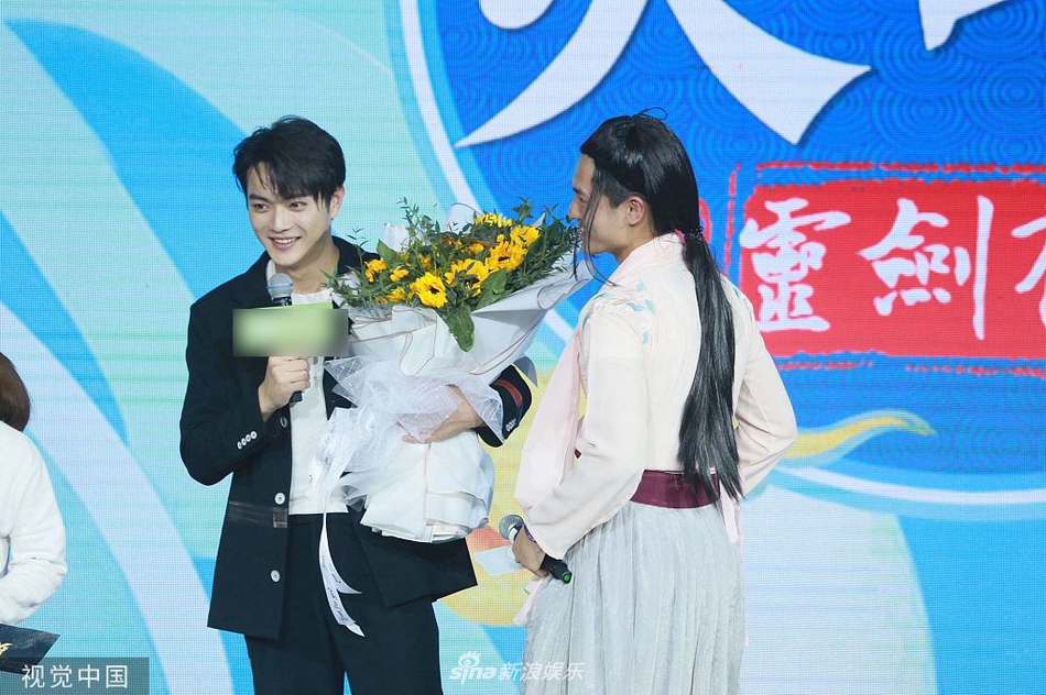 在与粉丝互动环节，有男粉丝身穿女装模仿许凯在剧中的形象向他送礼