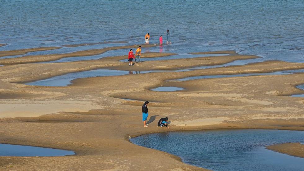 湄公河露出的沙洲(来源：美国广播公司)