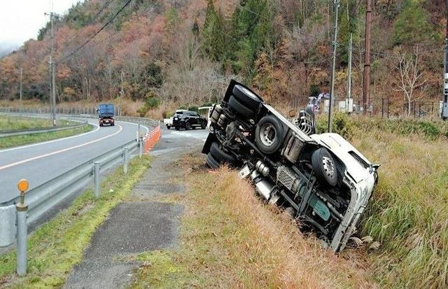 发生事故的卡车(神户新闻)