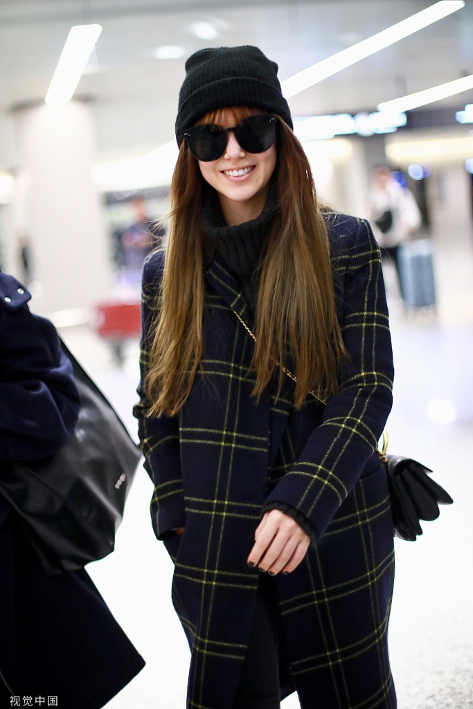 近日,上海,昆凌现身机场.