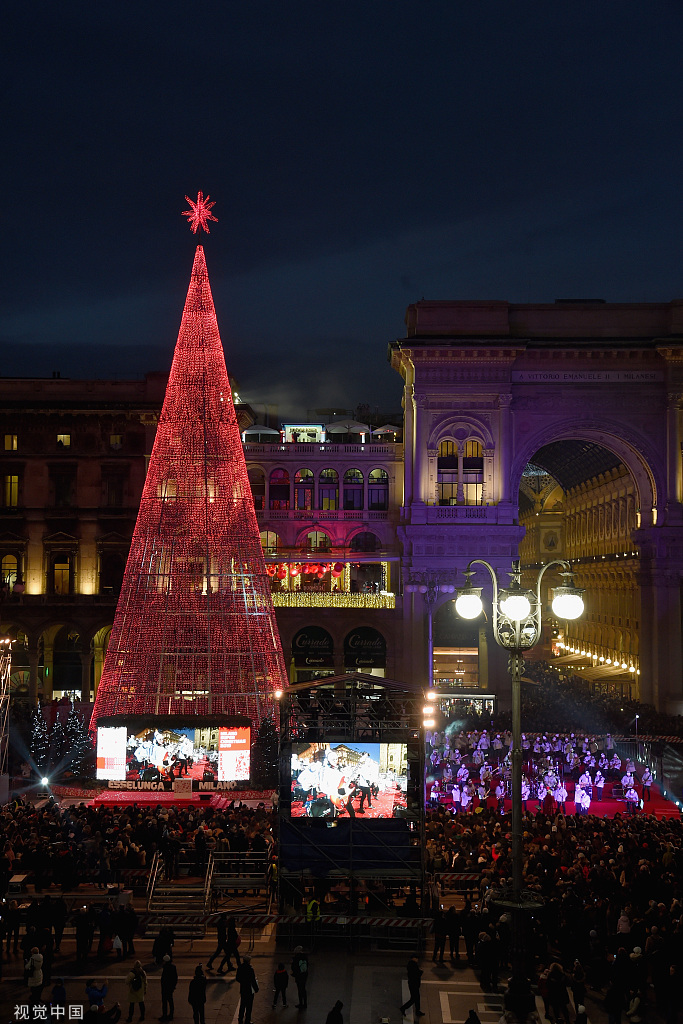 意大利点亮37米高圣诞树与米兰大教堂相映成画