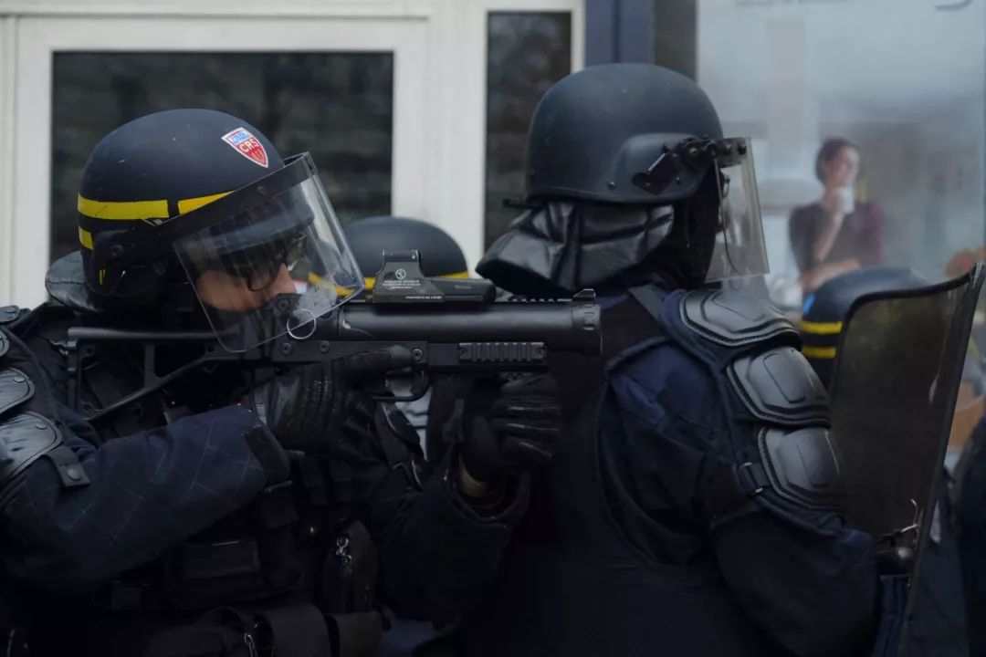 12月5日，法国防暴警察。 图源： 东方IC