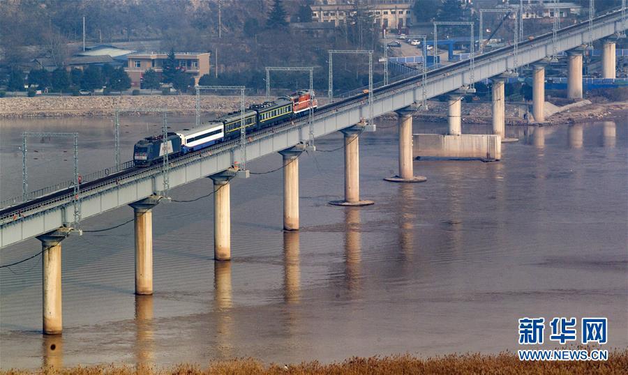 黄河风陵渡铁路桥风雨兼程数十载今朝触电换新颜
