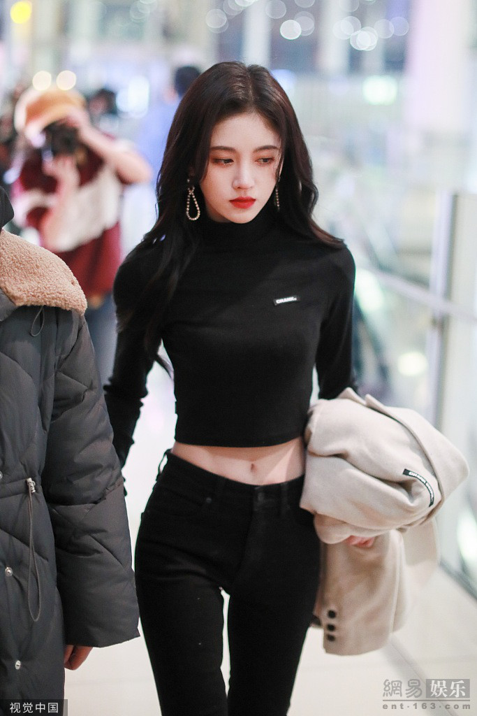 鞠婧祎穿性感露脐装秀蜂腰不时撩发气场足