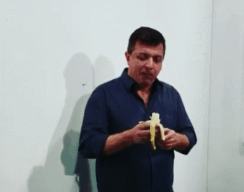 (戴维吃掉香蕉。图源：戴维Instagram)