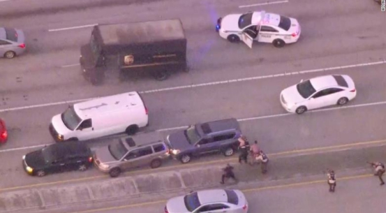 (事发现场，图中黑色卡车为劫匪劫持车辆。图源：CNN)