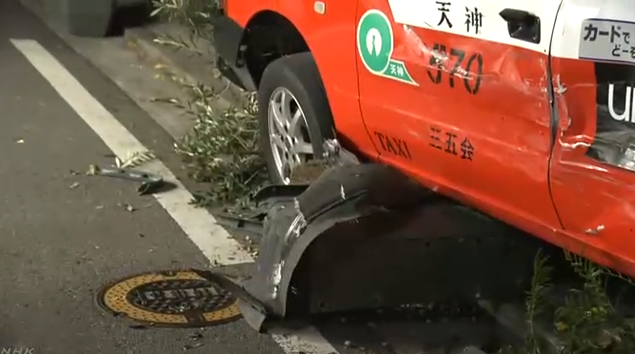涉事出租车侧面被撞瘪。图源：NHK