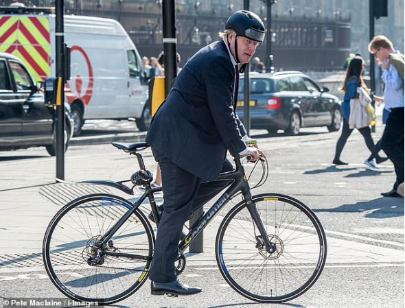 (约翰逊骑自行车。图源：《每日邮报》)