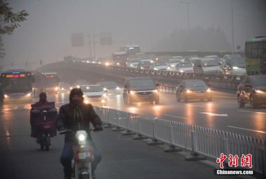 资料图：市民在重污染天气出行。 中新社记者 贾天勇 摄