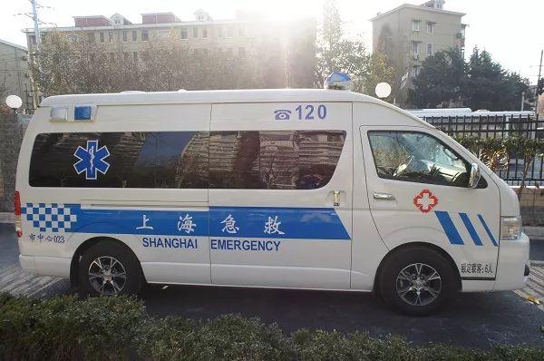 救护车浦东机场闪灯接机装满免税品各方回应