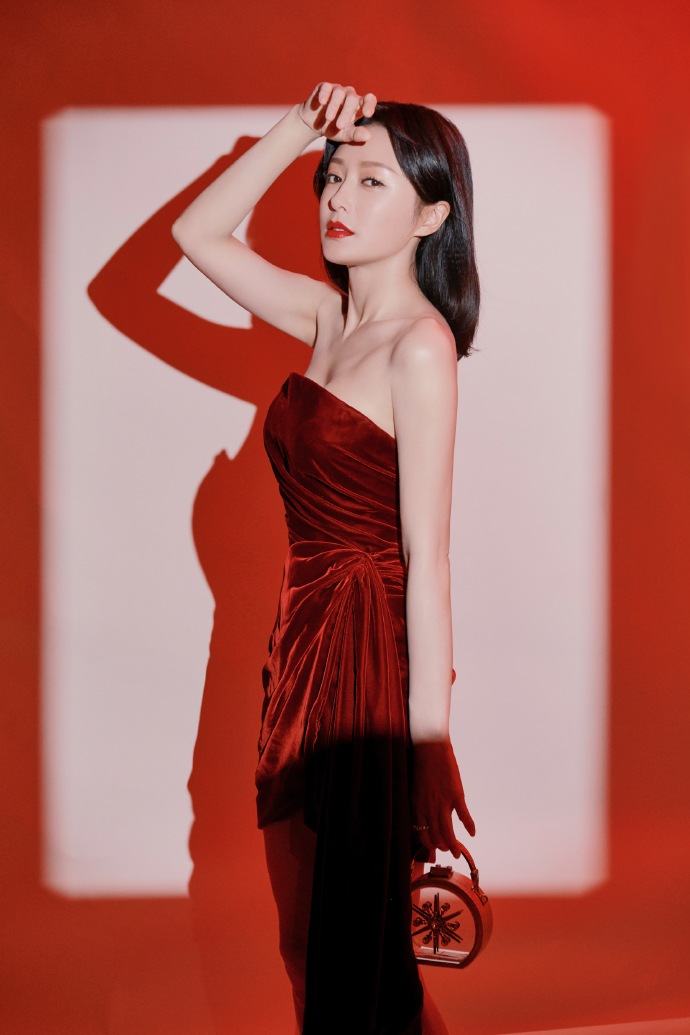 秦岚穿酒红丝绒裙拍写真香肩美背尽显