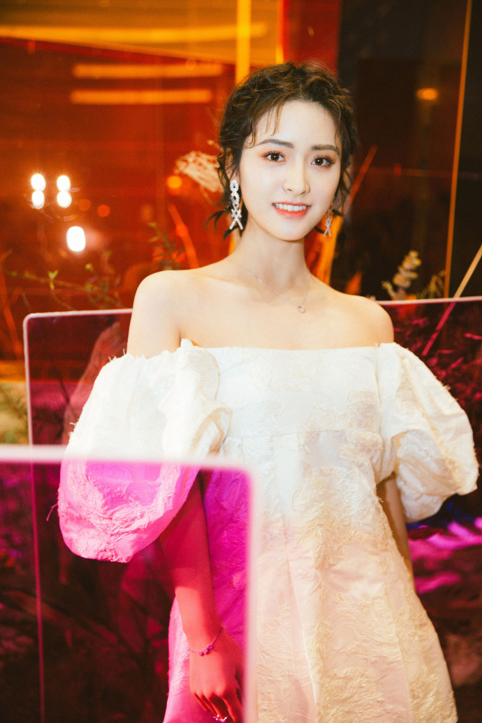 小仙女沈月穿露肩泡泡裙女人味十足