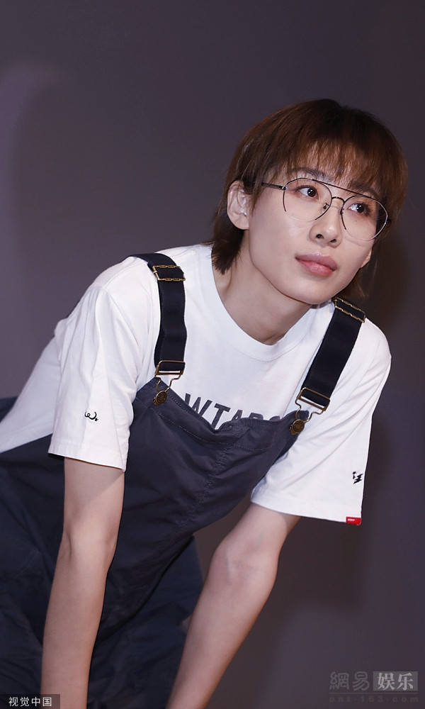 任素汐戴眼镜穿背带裤轻松减龄 嫩似学生妹
