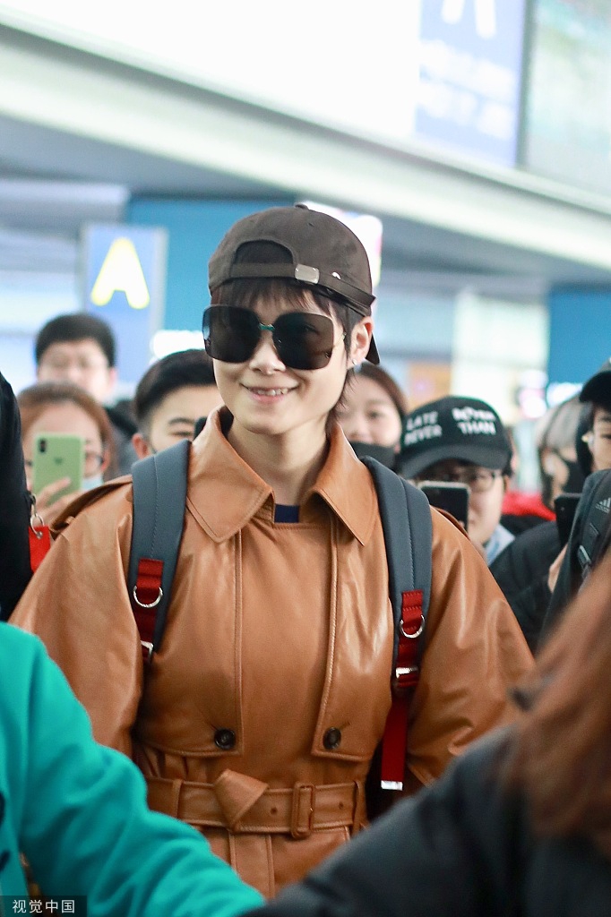 李宇春反戴鸭舌帽露灿笑卖萌超可爱双手插兜超有范