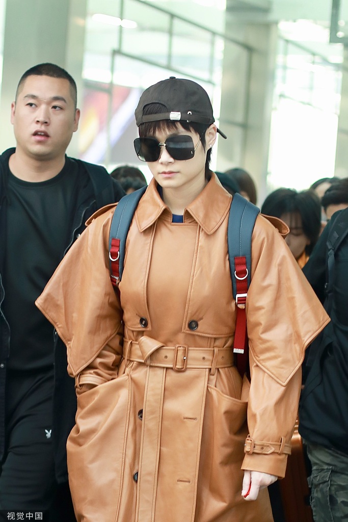 李宇春反戴鸭舌帽露灿笑卖萌超可爱 双手插兜超有范