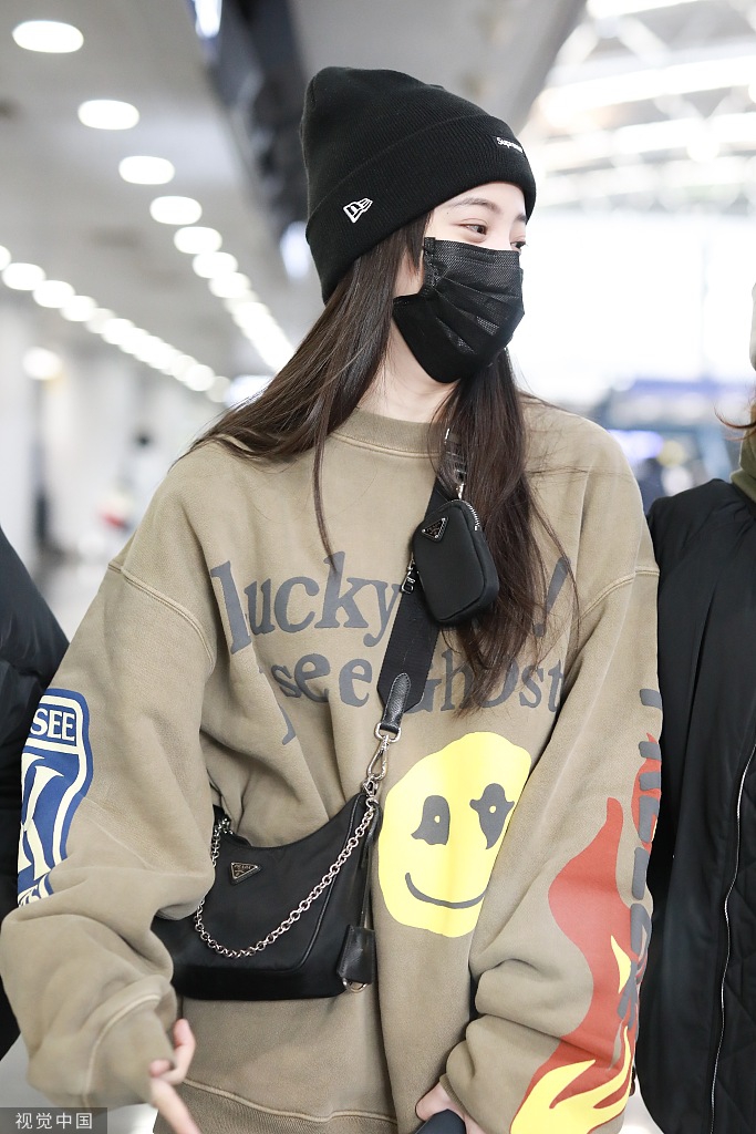 欧阳娜娜穿笑脸卫衣美腿纤细 戴口罩素颜亮相不掩白皙肌肤