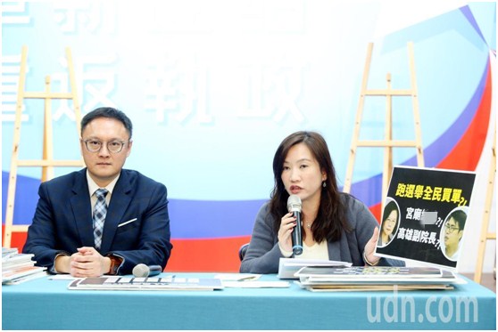 郑照新(左)与韩国瑜竞选办公室总发言人王浅秋举行记者会(图片来源：台湾《联合报》)