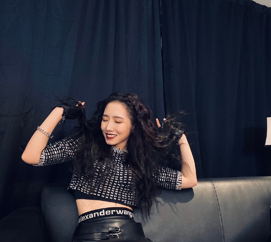 孟美岐卷发朋克造型