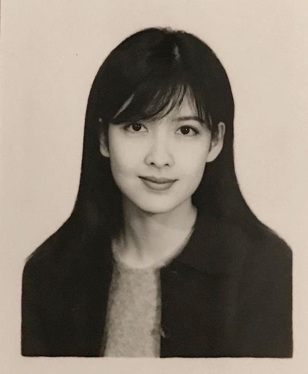 周慧敏晒90年代证件照长发披肩眉眼精致