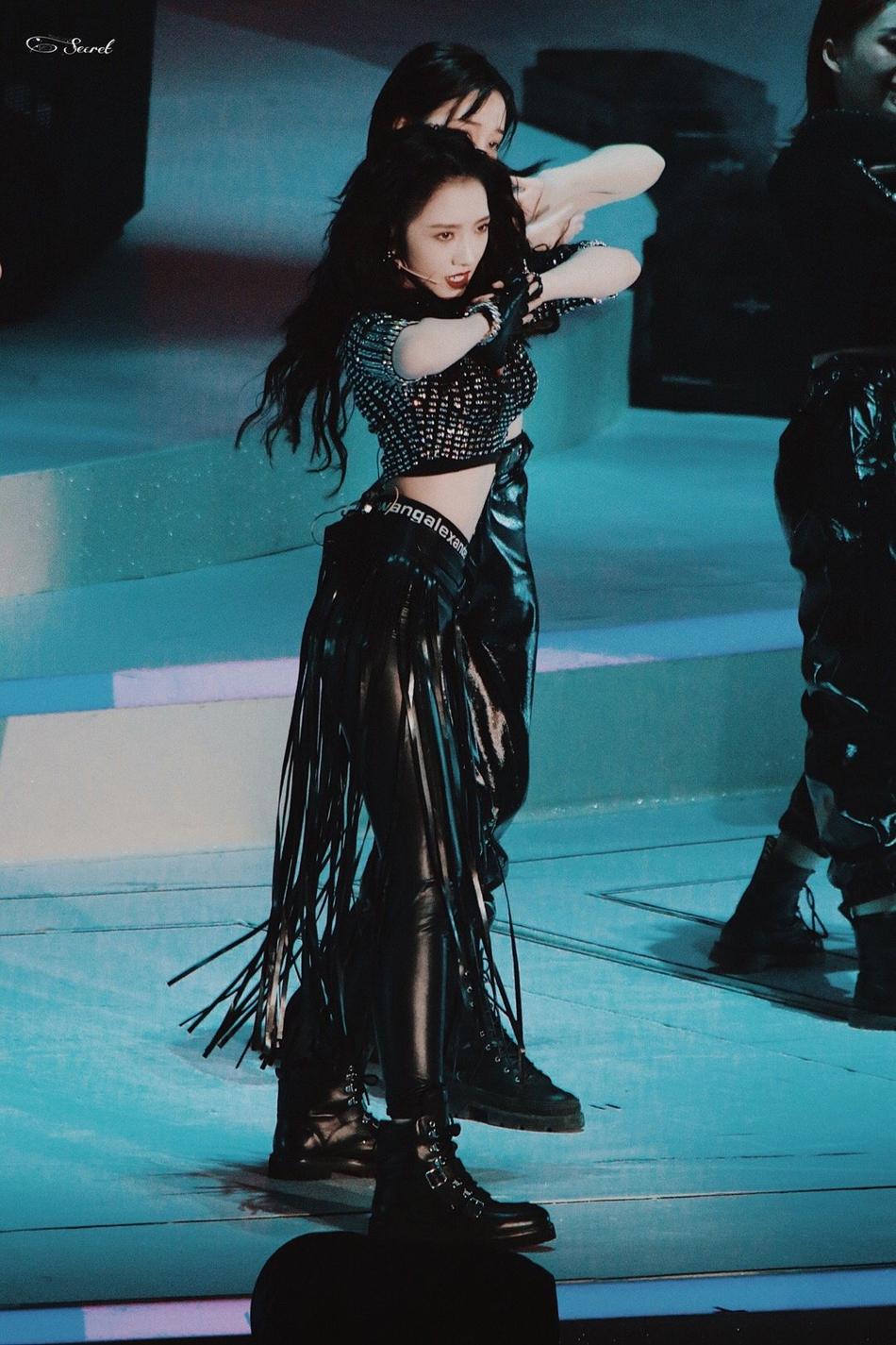 r1se模仿孟美岐跳舞动作超搞笑 被粉丝调侃"女团舞"