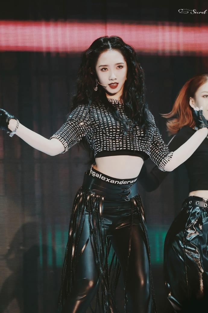 r1se模仿孟美岐跳舞动作超搞笑 被粉丝调侃"女团舞"