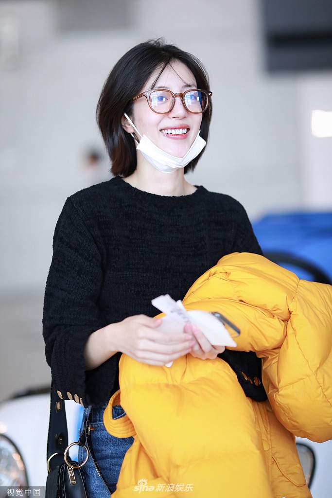 李溪芮留活力短发元气满满半戴口罩拿黄色外套青春可爱