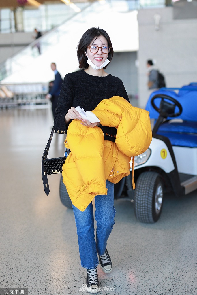 李溪芮留活力短发元气满满半戴口罩拿黄色外套青春可爱