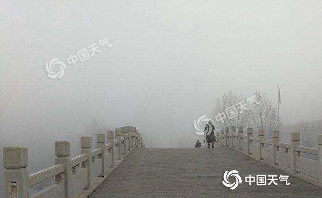 昨晨(8日)，河北保定出现大雾天气。(刘东兴摄)