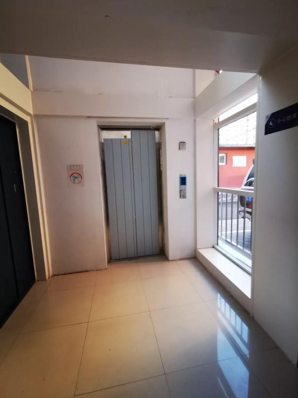 明亮的电梯间大门紧闭