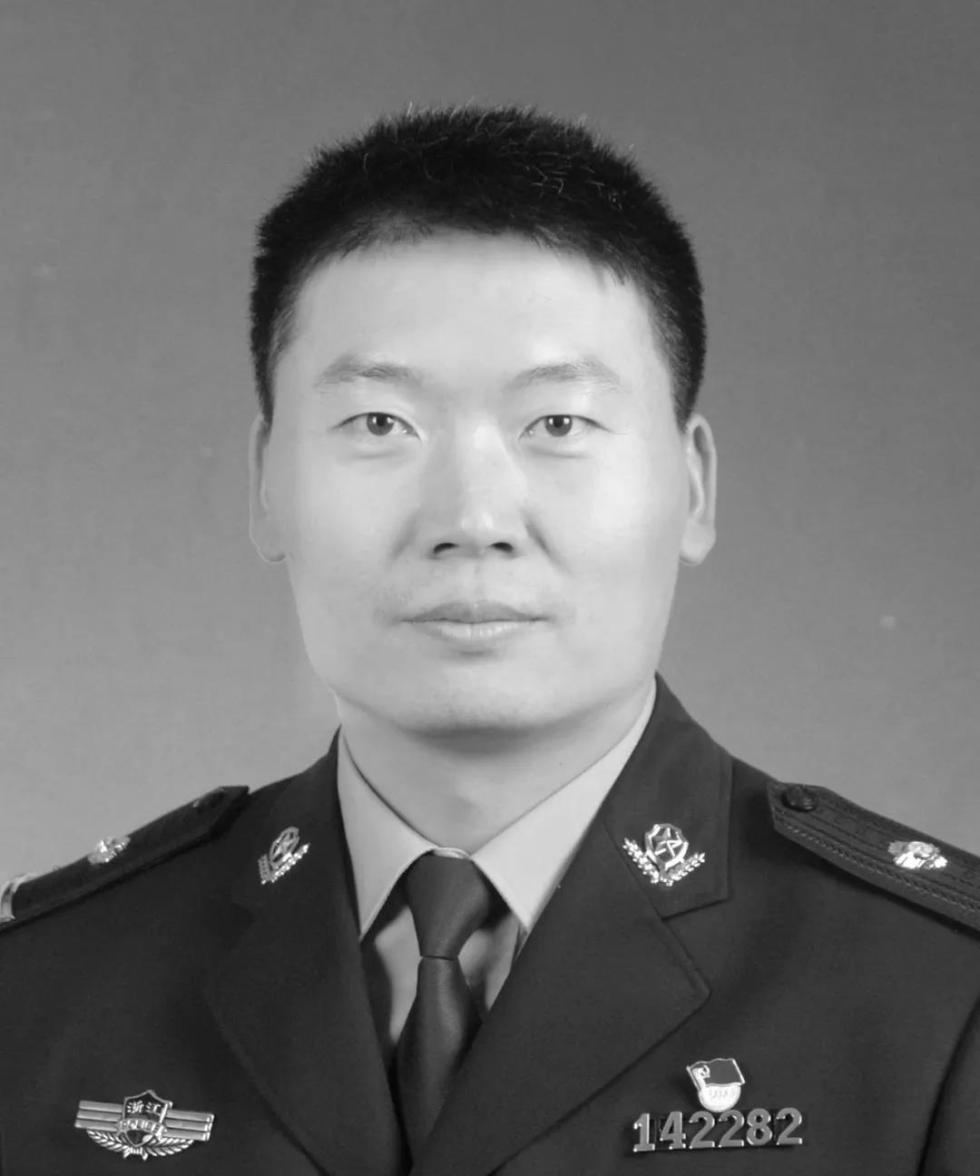 12月9日,浙江诸暨市公安局五泄派出所民警张勇的遗体告别仪式在市殡仪