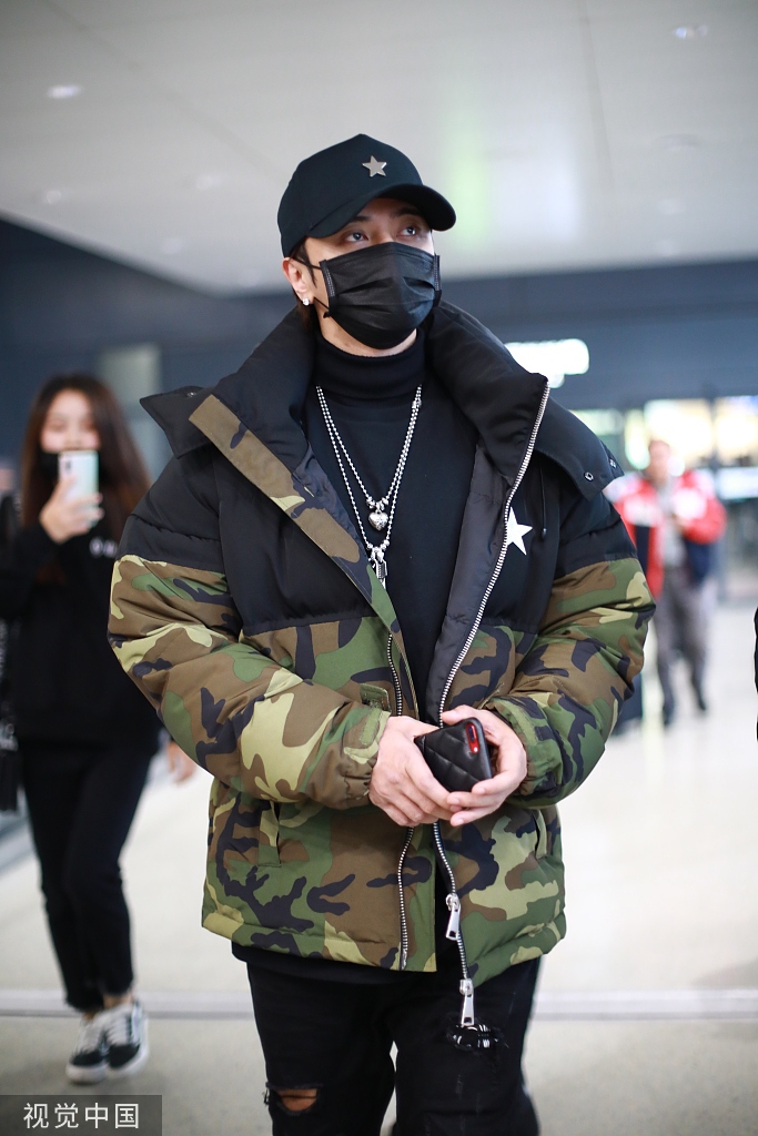 罗志祥戴棒球帽穿个性破洞裤 走路霸气有型气场全开