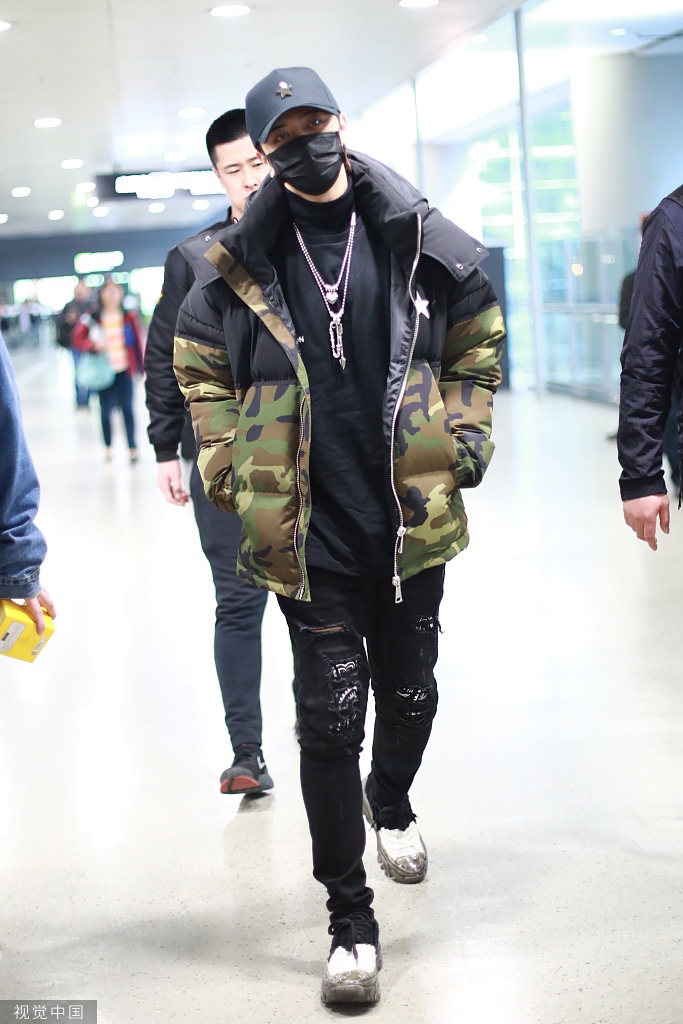 罗志祥戴棒球帽穿个性破洞裤 走路霸气有型气场全开