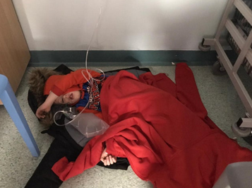 多家英媒报道称4岁儿童躺在医院的地板上图源：网络
