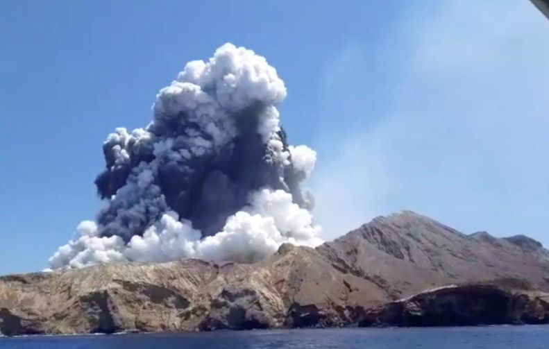 怀特岛火山喷发。图源：路透社