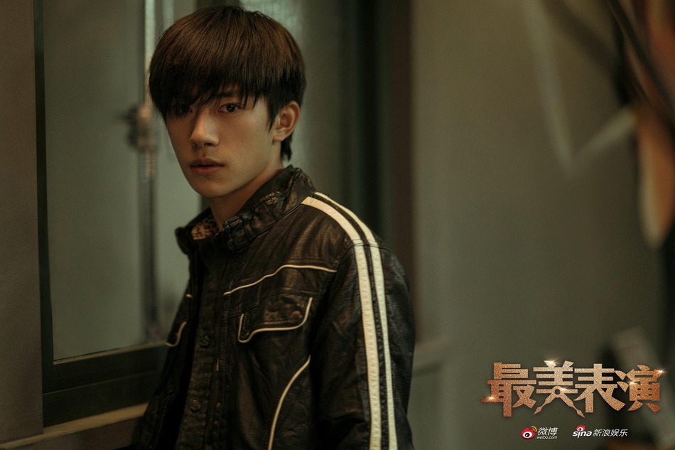 易烊千玺2019最美表演剧照曝光 小镇少年上演眼神杀
