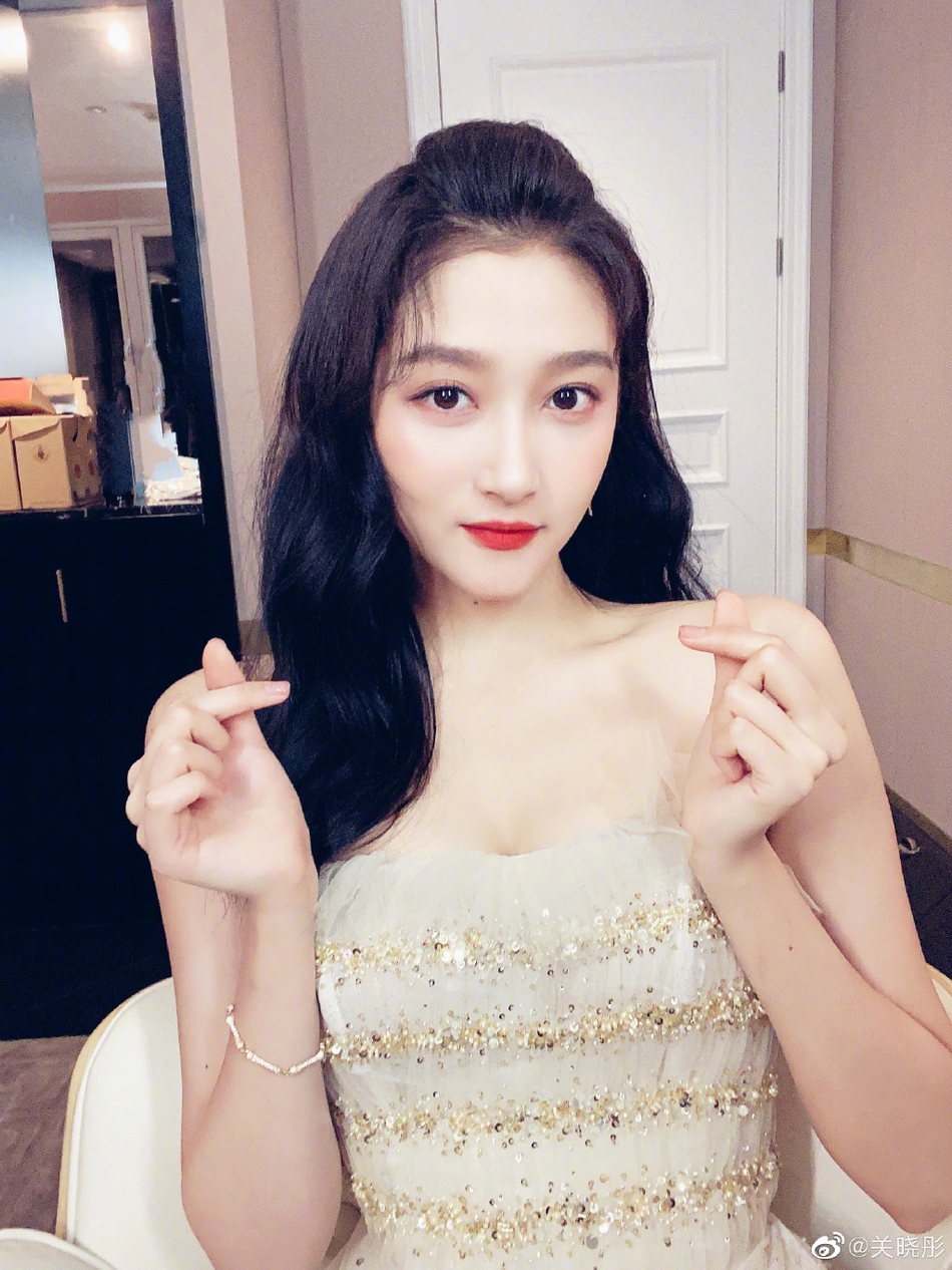 关晓彤抹胸礼服小露香肩 妆容精致对镜比心卖萌不停