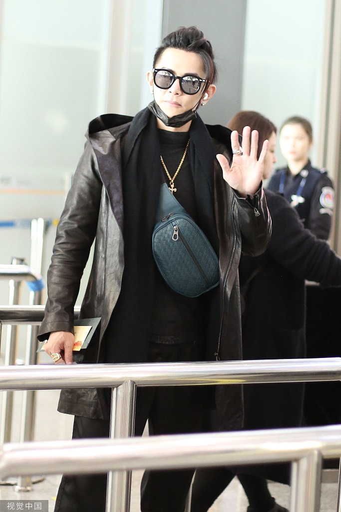 汪东城扎个性小辫帅气有型胸前背绿包搭配墨镜潮范十足