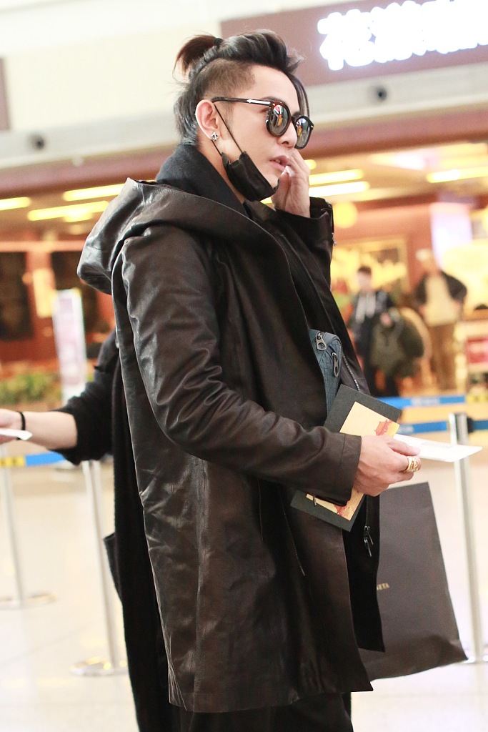 汪东城扎个性小辫帅气有型胸前背绿包搭配墨镜潮范十足