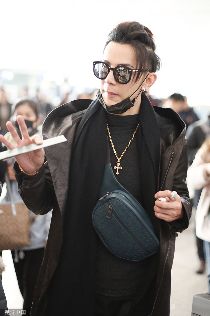 汪东城扎个性小辫帅气有型胸前背绿包搭配墨镜潮范十足