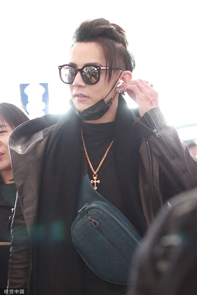 汪东城扎个性小辫帅气有型胸前背绿包搭配墨镜潮范十足