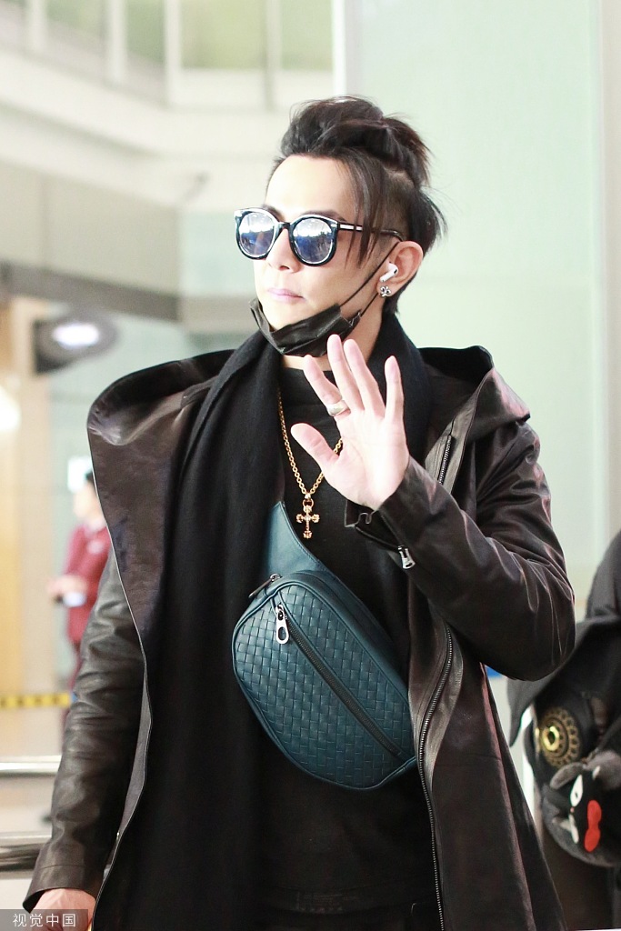 汪东城扎个性小辫帅气有型胸前背绿包搭配墨镜潮范十足