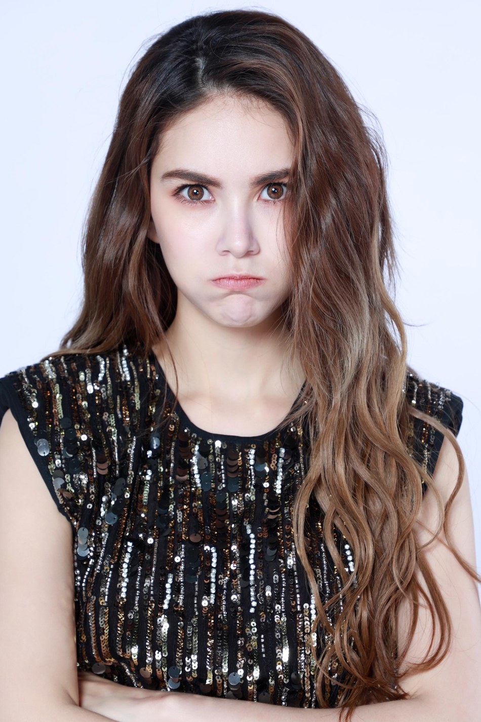 昆凌穿亮片露背裙大秀优越身材 脚踩细高跟演绎职场风