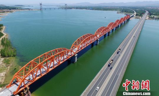 资料图：京张铁路官厅水库特大桥。图为已经完工的大桥主体工程。 孙慧军 摄