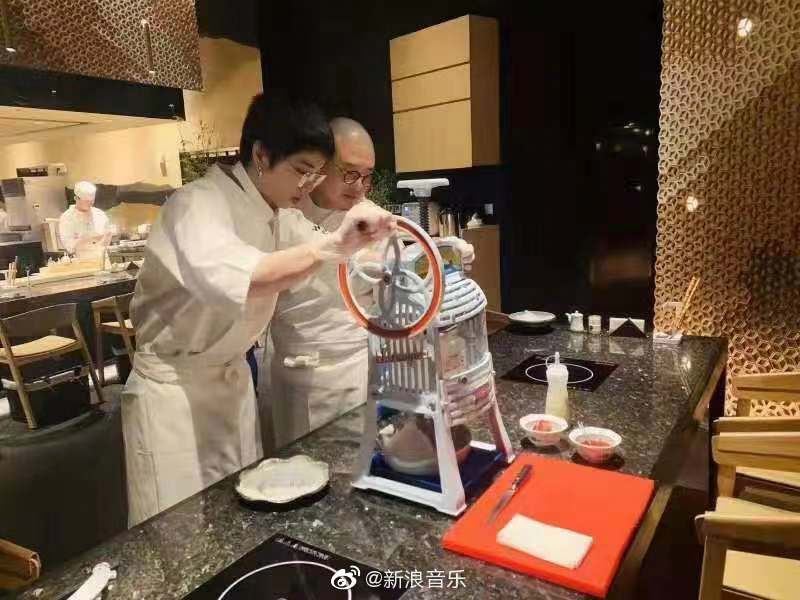 华晨宇绿洲营业晒美食 与大厨鄂然同框成功拜师