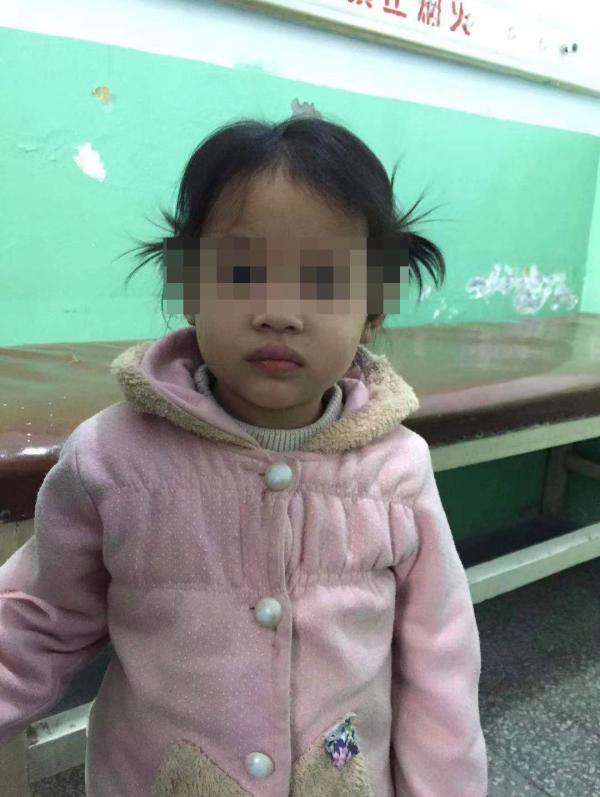 河北邯郸磁县一名被拐女童获解救后寻找父母的消息引发各方关注。