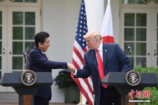 资料图：美国总统特朗普(右)在白宫会见日本首相安倍晋三。中新社记者 刁海洋 摄