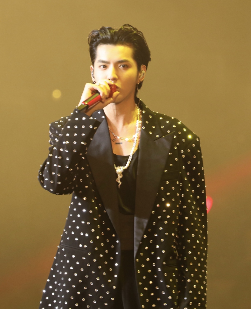 吴亦凡穿黑色波点西装复古慵懒 大背头造型狙击少女心